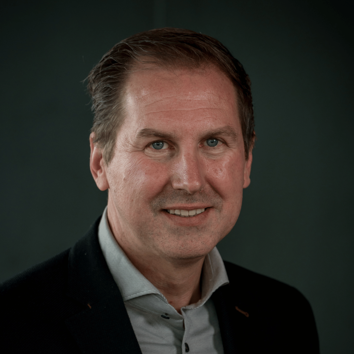 Portretfoto Dick van den Heuvel