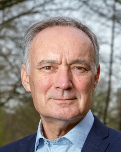 We zien een portretfoto van Tom Middendorp.